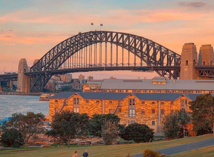 Cầu cảng Sydney Úc lung linh dưới ánh hoàng hôn trên vịnh Sydney